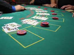 Roda Roulette fisik Lucky Twins yang diputar oleh dealer